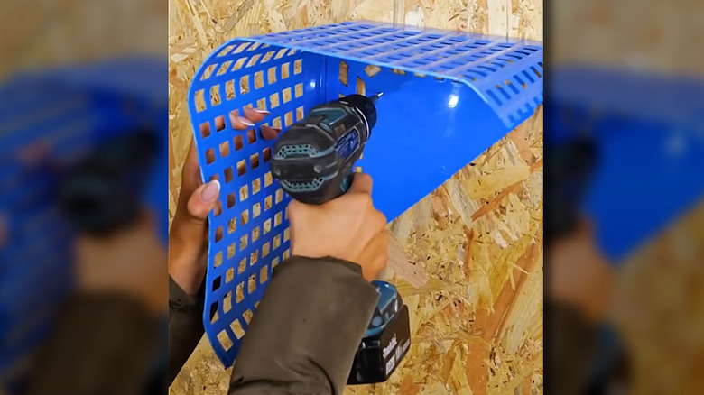Plastik sepetten yapılmış DIY alet düzenleyicisini monte eden kişi
