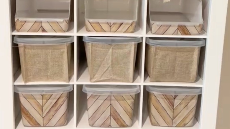 Raftaki temas kağıt kaplı plastik kutuların DIY'den ekran görüntüsü