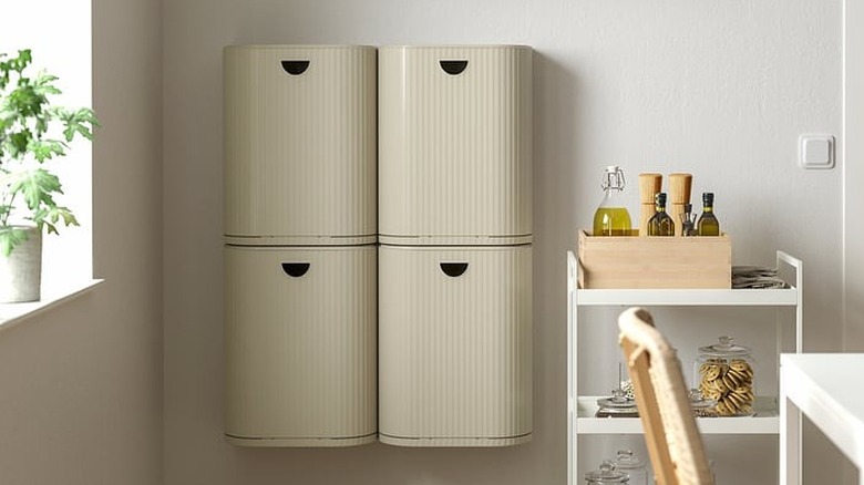 IKEA'nın bej saklama kutuları modern bir mutfakta duvara monte edilmiştir.