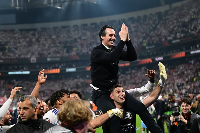 Aston Villa'nın İspanyol teknik direktörü Unai Emery, 20 Mayıs 2026'da İstanbul Beşiktaş Park'ta SC Freiburg ile Aston Villa arasında oynanan UEFA Avrupa Ligi final maçını kazanmanın ardından oyuncularıyla kutlama yapıyor. (Fotoğraf: YASİN AKGÜL / AFP)
