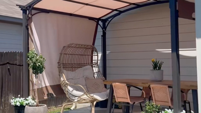 kahverengi pergola ile yenilenmiş veranda