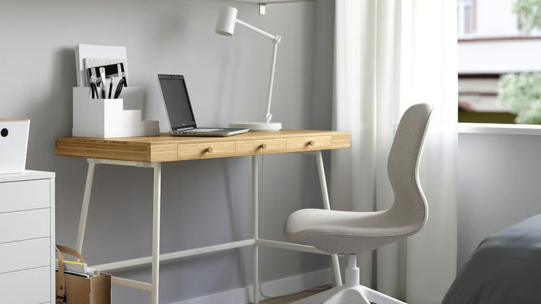 Ev ofis düzeninde IKEA masası