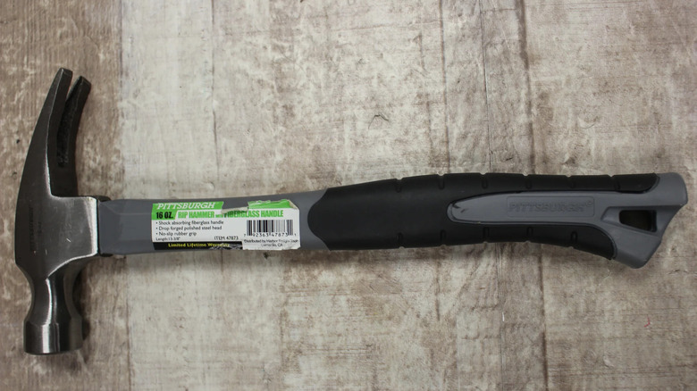 PITTSBURGH 16 OZ. Fiberglas Rip Hammer ahşap masa üzerinde