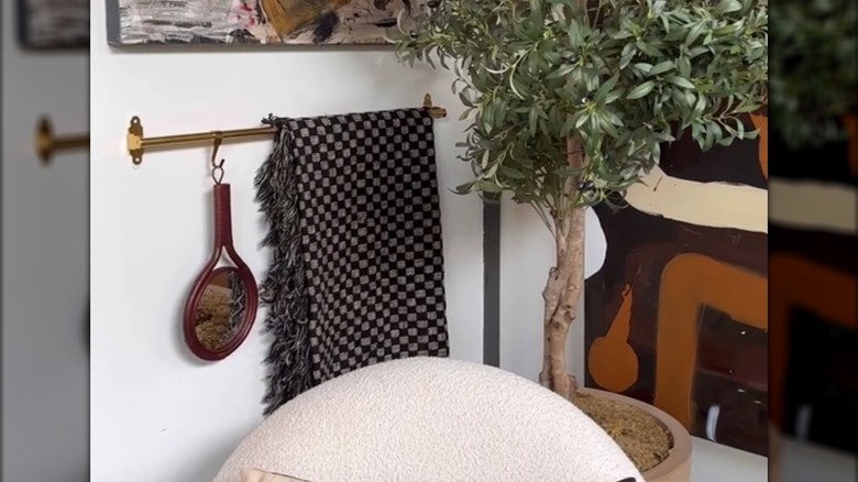 Duvara asılı battaniyeli HULTARP rayı
