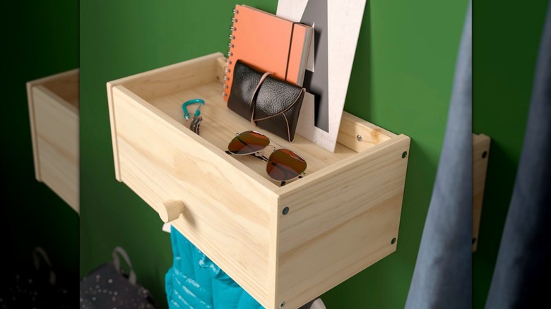 Girişte IKEA RAGGBERG var, güneş gözlüğü ve aşağıdaki portmantoya asılı bir yelek var.