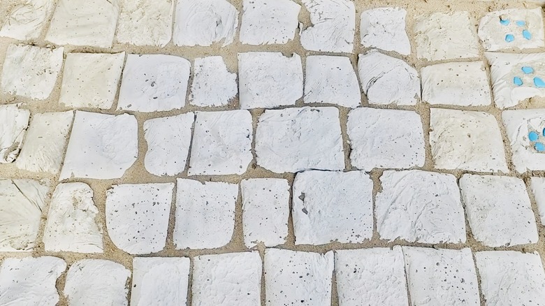 Aralarında kum bulunan bitmiş kaldırım taşları.