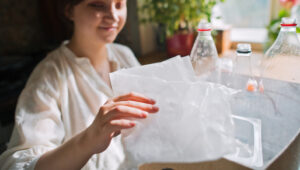 Bilgili Bir DIY ile Bütçe Dostu Veranda Döşemeleri Oluşturmak İçin Plastik Torbalar Kullanın