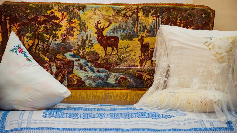Duvarda asılı vintage ormanlık halı