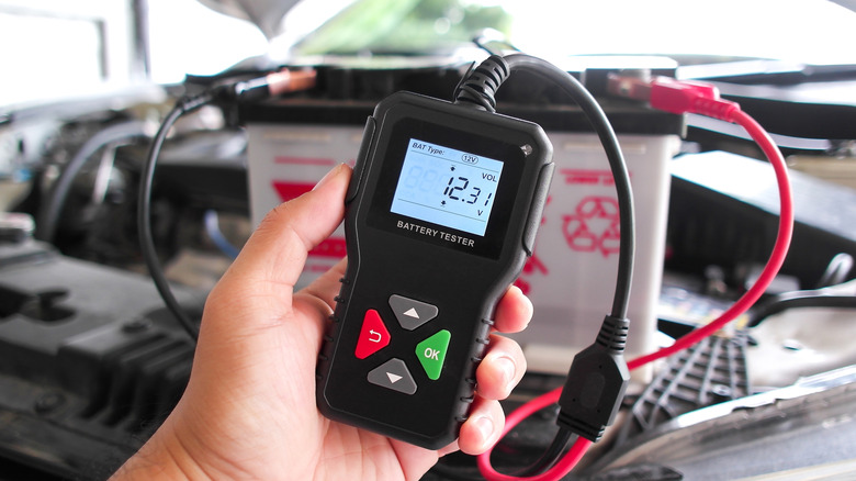 Dijital akü test cihazı, 12V kurşun-asit aküye bağlandığında 12,31V okuma gösterir.