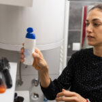 Bir Dolar Ağacı DIY ile Çok İhtiyaç Duyulan Banyo Raflarını Ekleyin