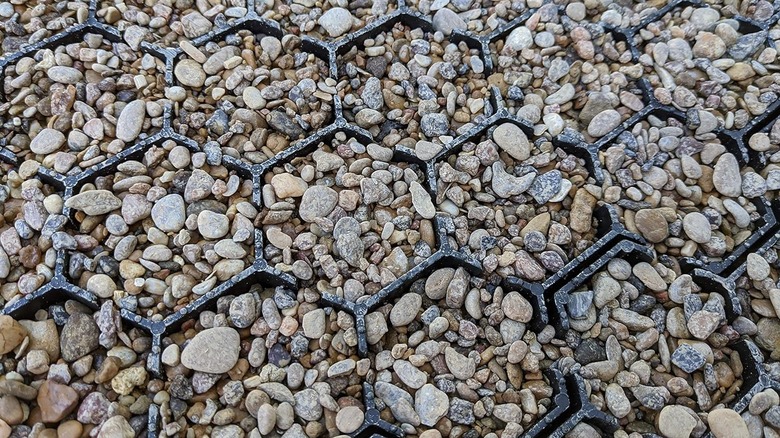 Vodaland Geçirgen HexPave Sistemi kuruldu ve çakılla dolu