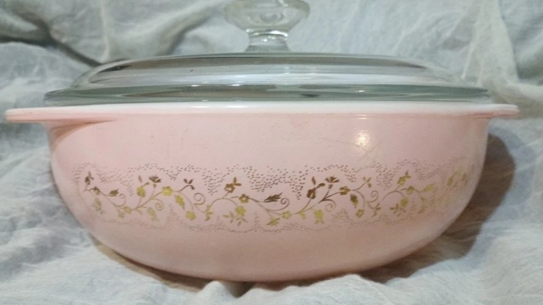 Dışı altın rengi çiçek kenarlı ve şeffaf cam kapaklı Pembe Düşes Pyrex kase.