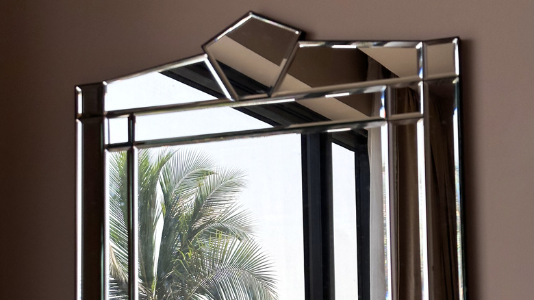 Duvara asılı geometrik bir Art Deco aynası