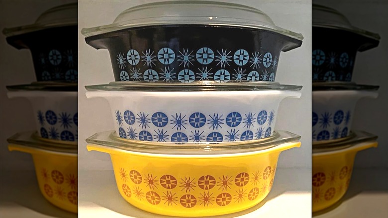 New Mexico desenli üç vintage Pyrex güveç tabağı.