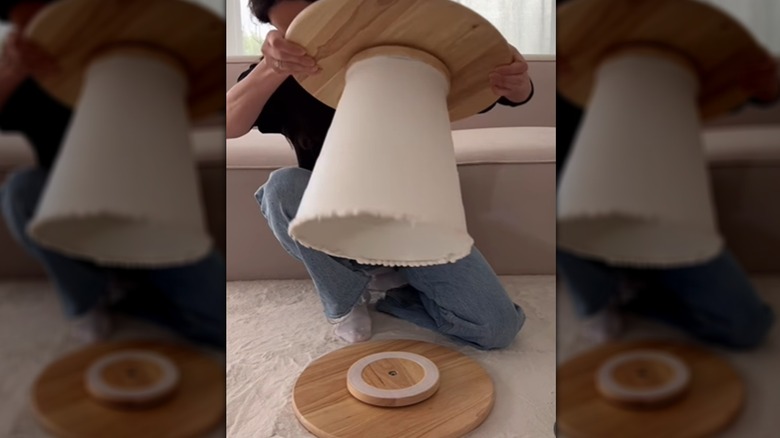 IKEA ürünlerini kullanarak kendin yap sehpa yapan kişi
