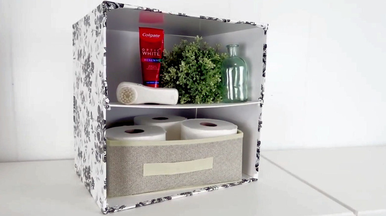 Tuvalet kağıdı ve diğer banyo malzemeleriyle kendin yap saklama küpü.