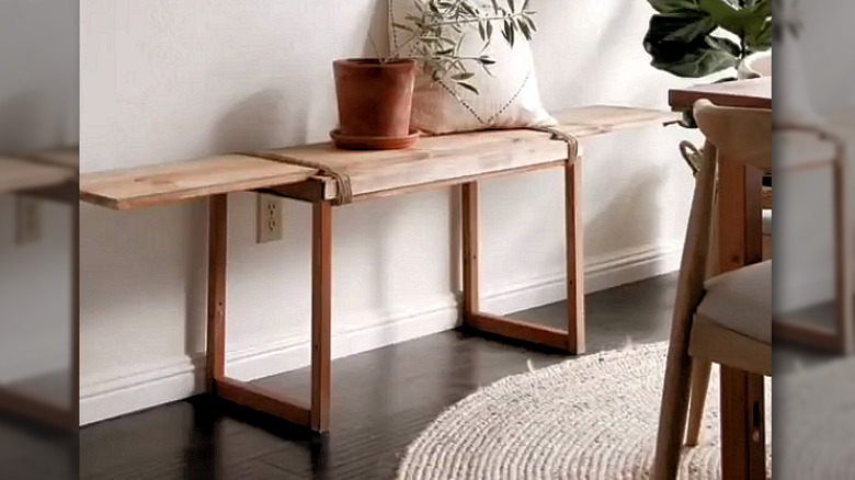 Ayakkabı rafı ve ahşap artıklarından yapılmış DIY giriş bankı