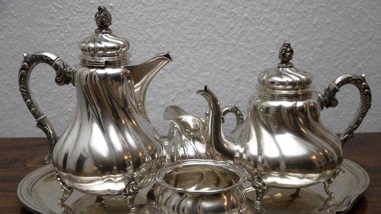 Tepsi üzerinde 4 parçalı vintage gümüş çay seti.