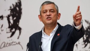 Türk mahkemesi ana muhalefet partisi liderini görevden aldı