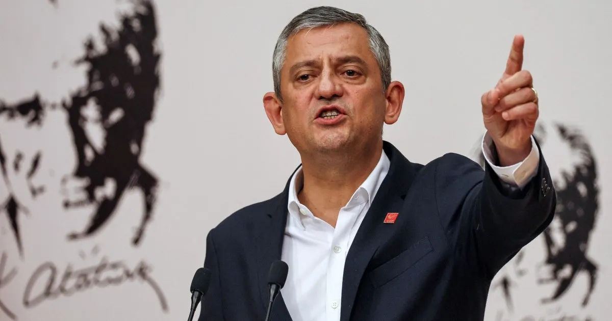 Türk mahkemesi ana muhalefet partisi liderini görevden aldı