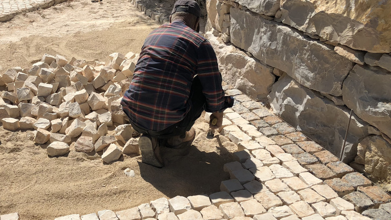 Taş yol yapım aşamasında