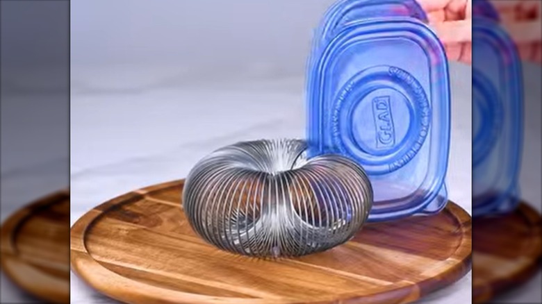 Plastik kap kapakları, bunları düzenlemek için bir Slinky ile tembel bir susanın üzerine tutulur.