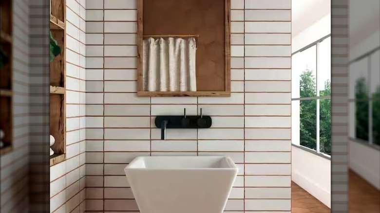 yığılmış yatay fayanslı bir banyo duvarı modern bir görünüm sunar