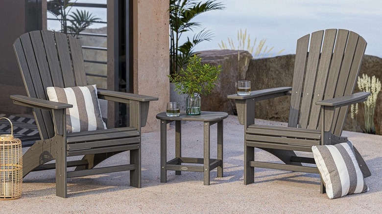 Adirondack sandalyeleri açık havada verandada
