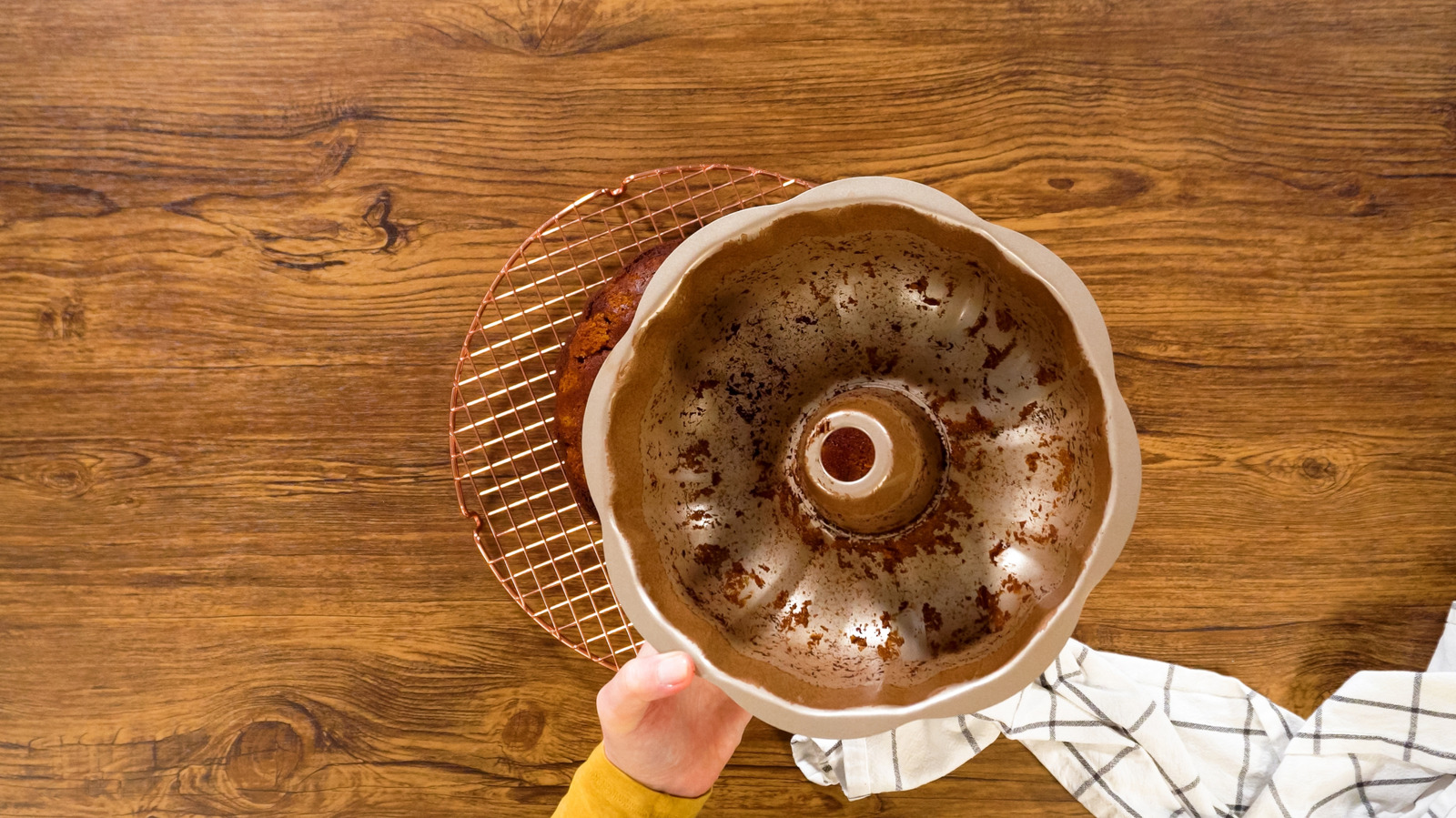 Eski Bir Bundt Tavasını Arka Bahçe Ziyaretçilerinin Seveceği Sevimli Bir Kuş Banyosuna Dönüştürün