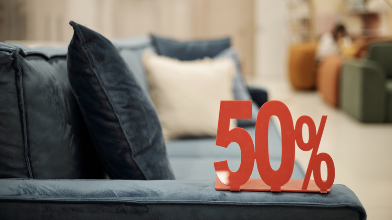 Kanepenin kol dayanağına yerleştirilmiş kırmızı %50 işareti