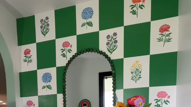 DIY yeşil boyalı dama tahtası duvarı
