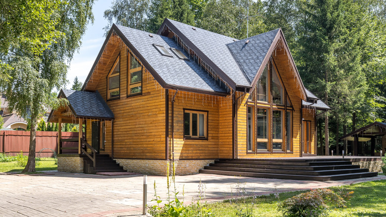 Ahşap görünümlü kaplamayla kaplı modern bir ev