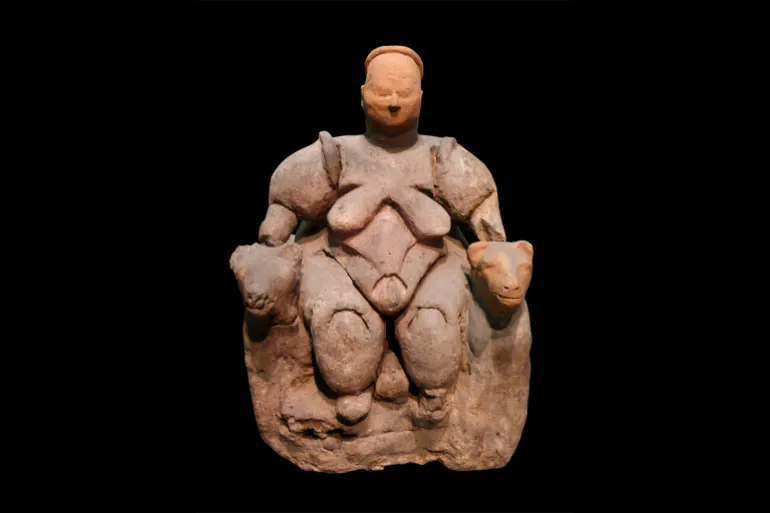 Çatalhöyük'ün Oturan Kadını ağırlıklı olarak iki leoparın arasında oturuyor ve koltuğunu tutuyor (Creative Commons)