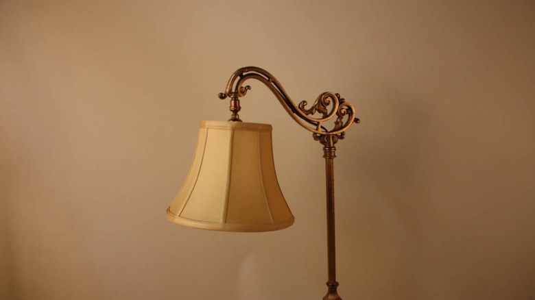 Rembrandt Lamp Company'nin 1920'lerden kalma pirinç kaplamalı köprü yer lambası.