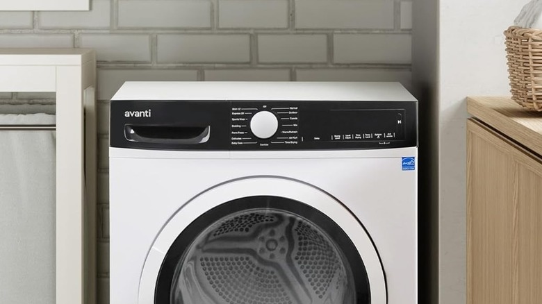 Ön panelin sağ üst köşesinde mavi bir Energy Star etiketi bulunan Avanti çamaşır kurutma makinesinin bulunduğu bir çamaşır odası.