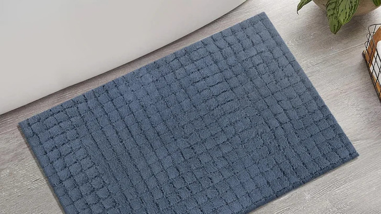Yerde peluş bir banyo halısı.