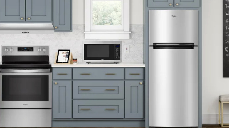 Whirlpool dondurucu ve buzdolabı cihazıyla donatılmış bir mutfak.