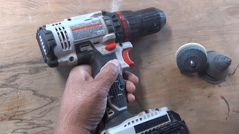 Elektrikli matkapta biçme makinesi bıçağı bileyici kullanma