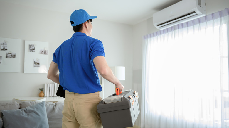 Araç seti bulunan bir evde klima için servis teknisyeni