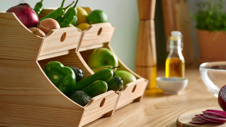 Kasap tezgahının üzerinde, ürünlerle dolu iki set ahşap tonlu IKEA yiyecek saklama kutusu duruyor.