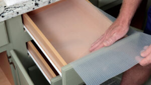 Mumları Tatlı Bir DIY ile Yükseltmek İçin Eski Çekmece Gömleklerini Kullanın