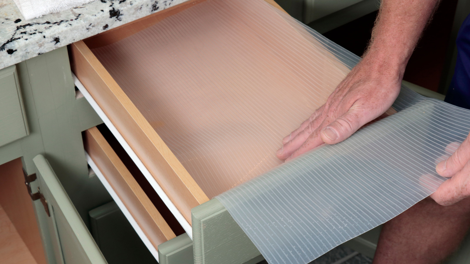 Mumları Tatlı Bir DIY ile Yükseltmek İçin Eski Çekmece Gömleklerini Kullanın