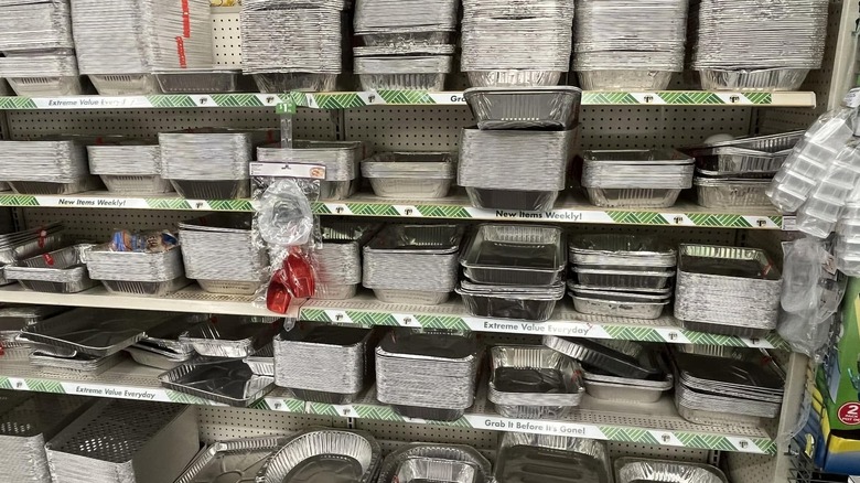 Dolar Ağacı'ndaki raflarda çeşitli şekil ve boyutlarda çok çeşitli folyo tavalar var.