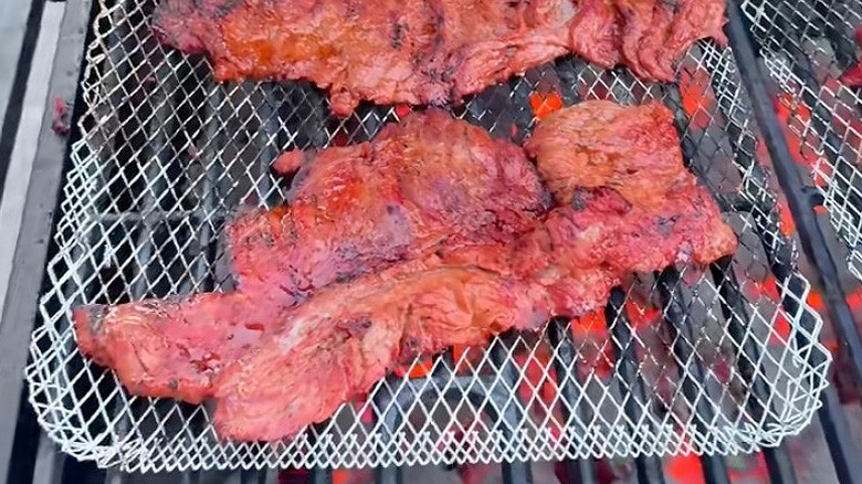 Kömür ızgarasında ızgara tepsisinde et ızgarası.