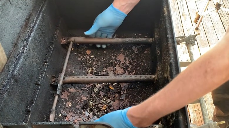 Weber gazlı ızgarada brülörleri değiştiren kişi