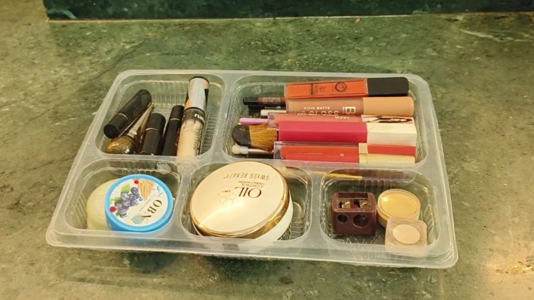Paket servis kabı kapağı makyaj çekmecesi düzenleyicisine dönüştü.