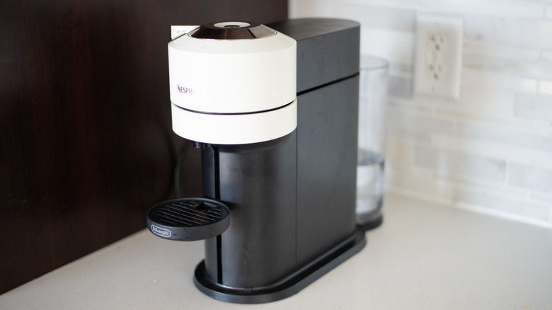 Tezgahın üzerinde duran Nespresso kahve makinesi