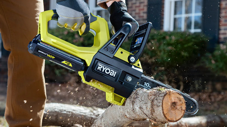 Akülü motorlu testereye takılan Ryobi 40V Lityum İyon 2Ah Pil
