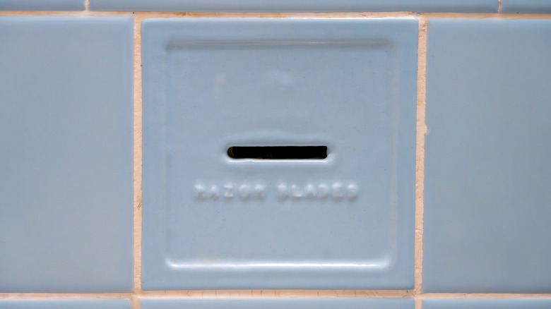 Banyo duvarındaki eski bir jilet yuvası.