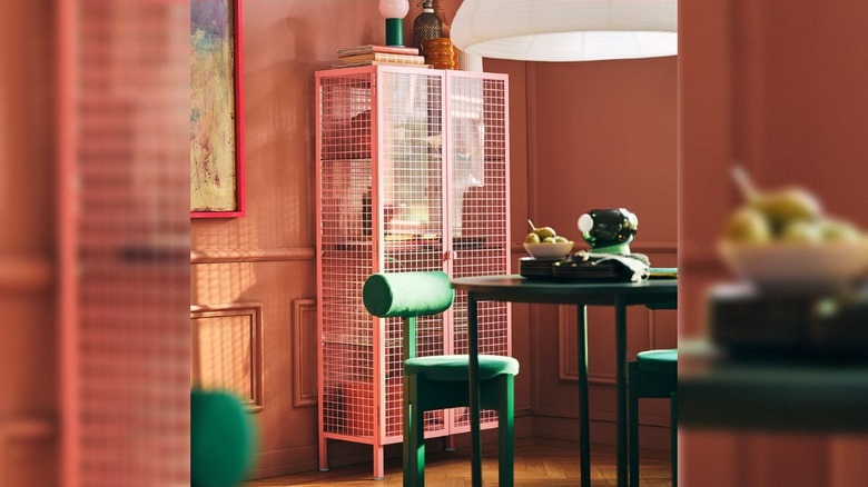 IKEA'nın açık pembe cam kapılı dolabı